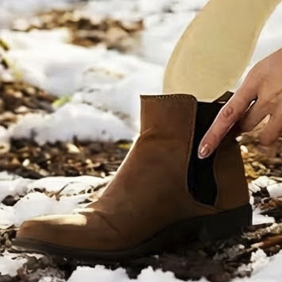 Крок 3: приклеїти устілку у взуття та розправити